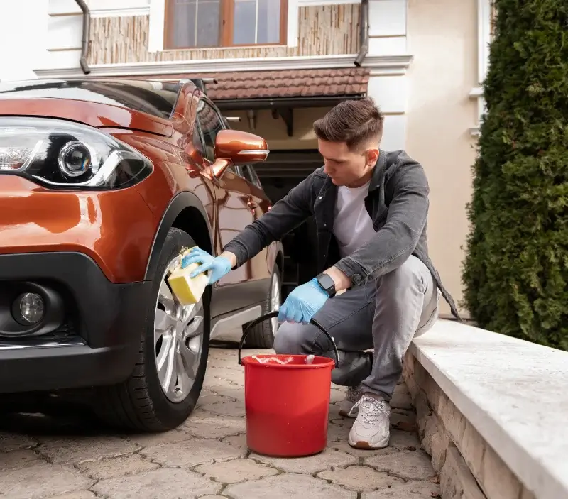 Lavage auto à domicile Ceyssat : professionnel intervenant sur un véhicule